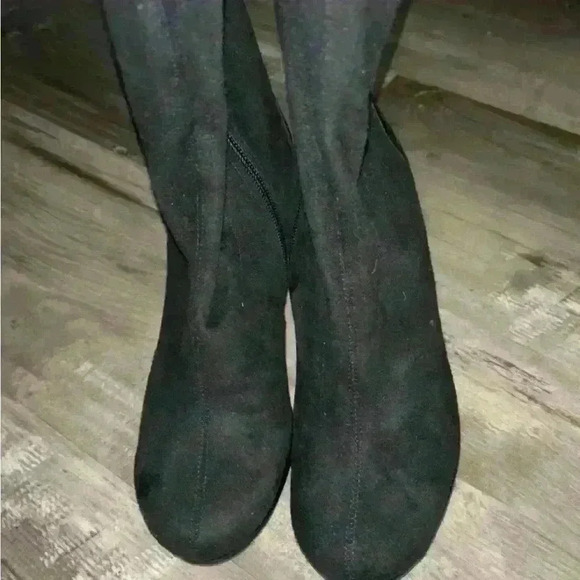 Donald J. Pliner Black Suede Heeled Boot with Faux Croc Embossing Size 6 1/2 M - Picture 2 of 15